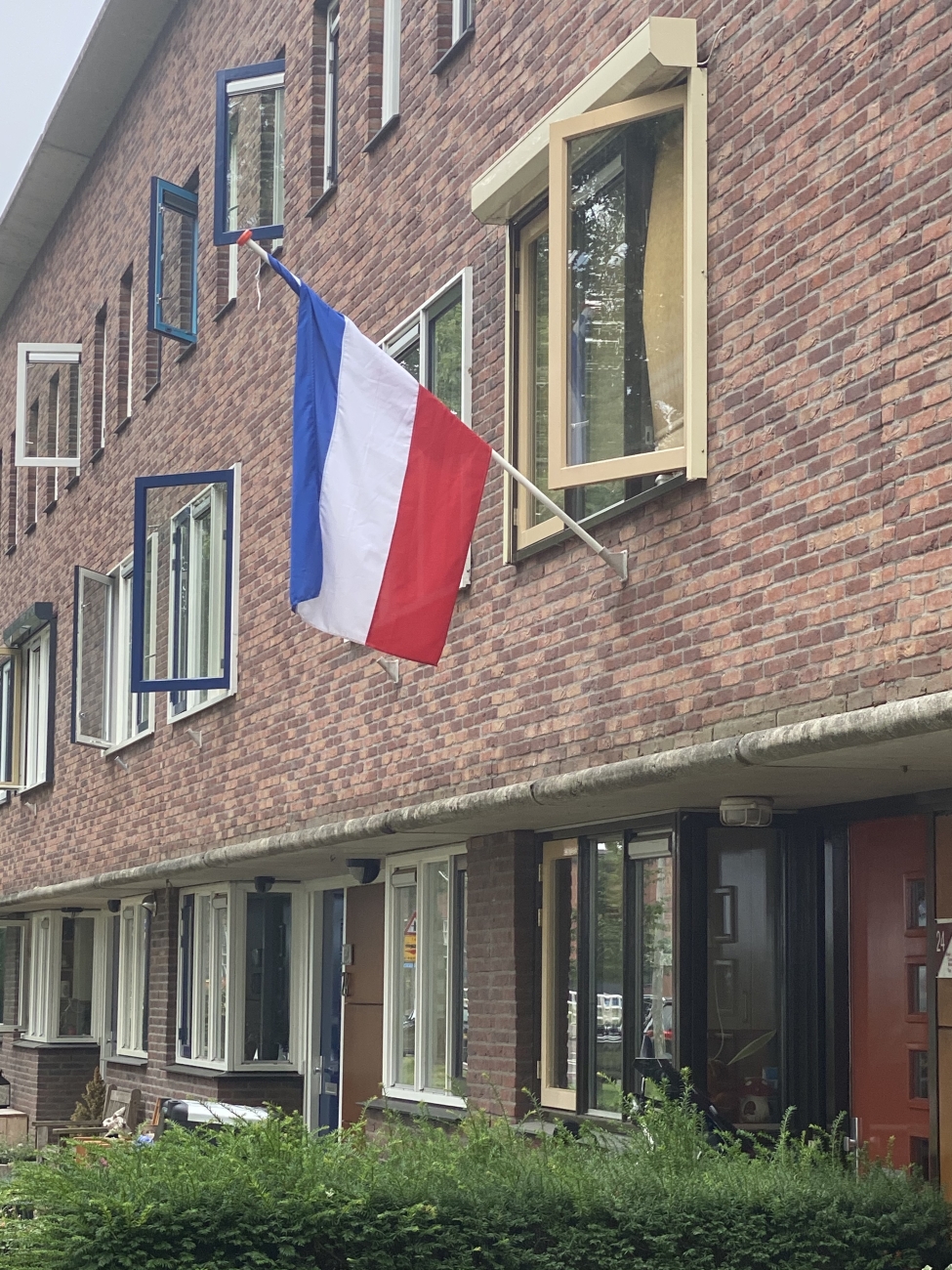 Herdenken op zijn kop