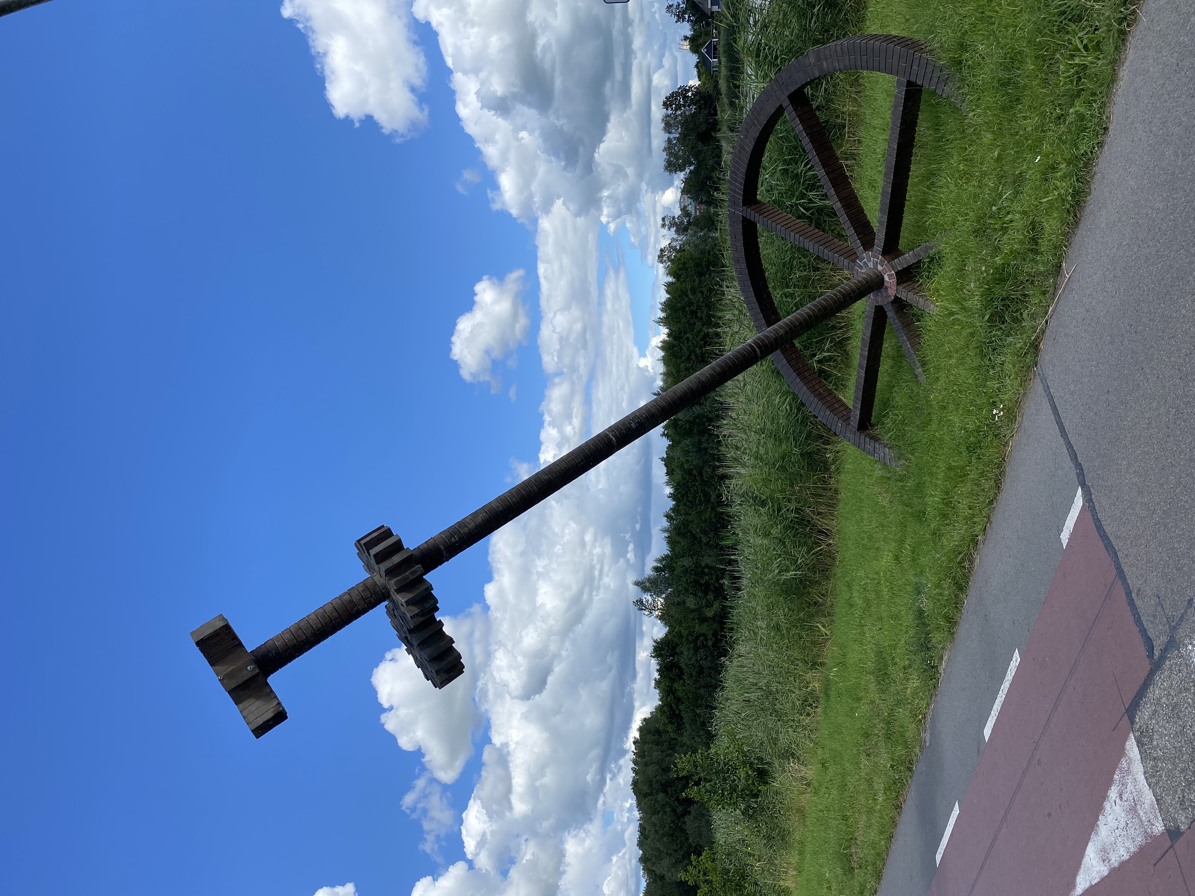 Verloren kunstwerk aan de kant van de weg