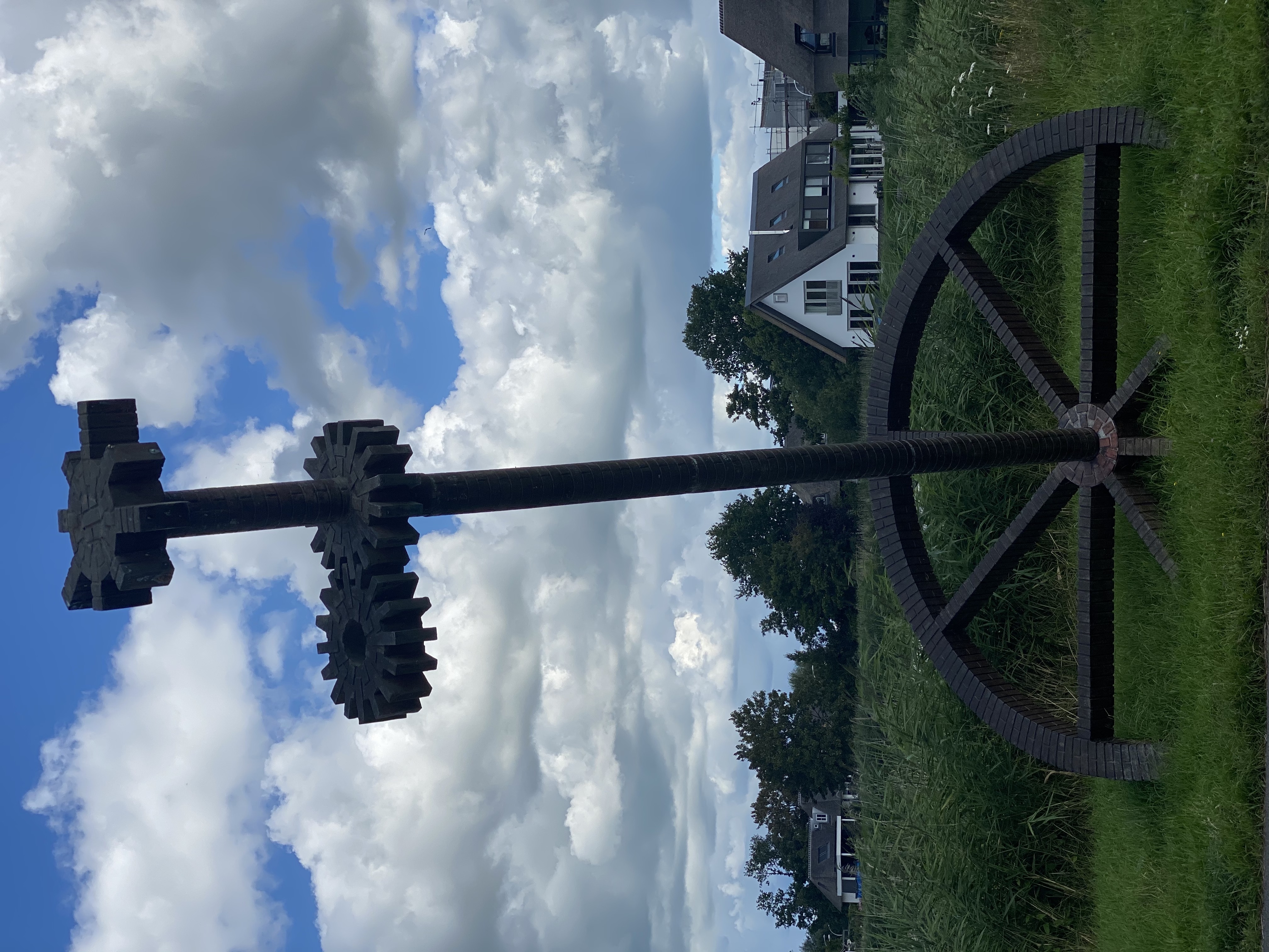 Verloren kunstwerk aan de kant van de weg